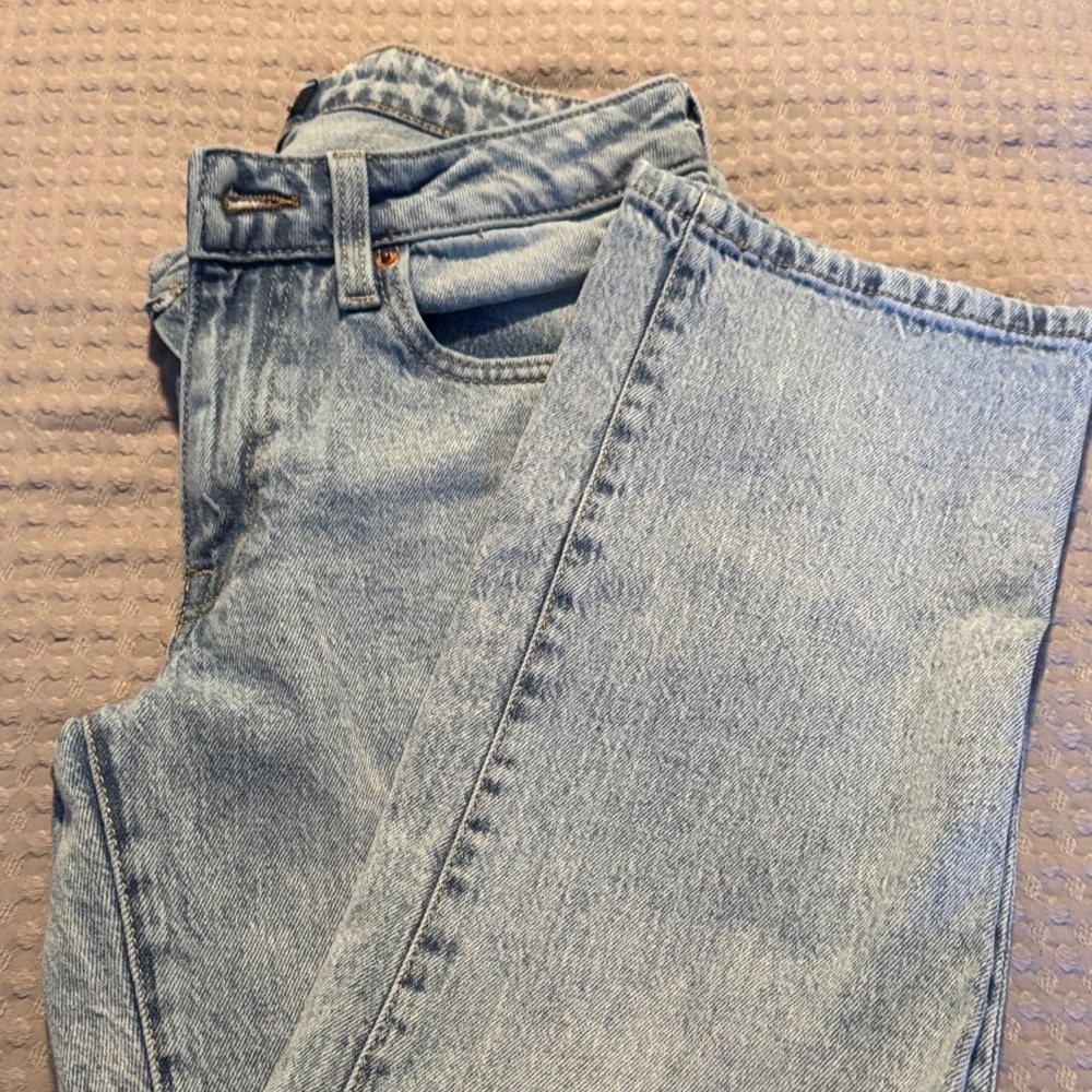 Aeropostale Women's Light Blue Cropped Jeans
